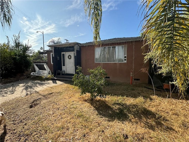 view of front of house with a front lawn