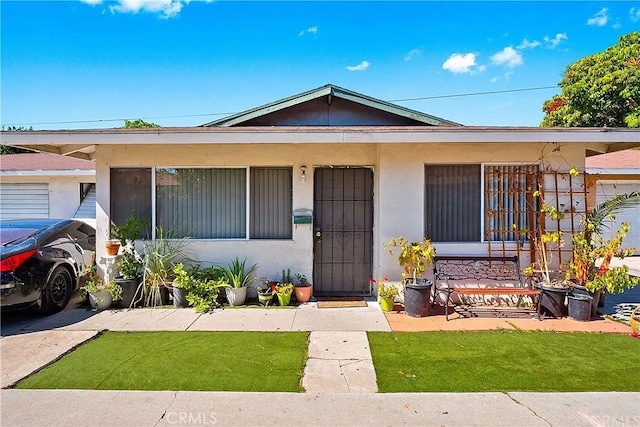 view of front facade featuring a front lawn