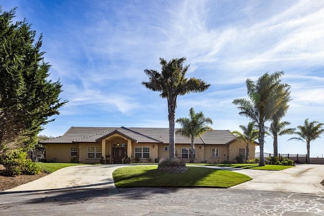 ranch-style home featuring a front lawn