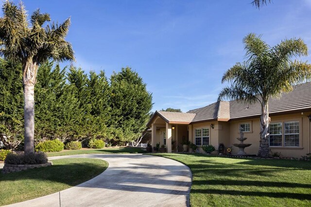 view of front of home featuring a front lawn