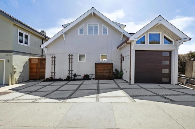 view of front facade featuring a garage