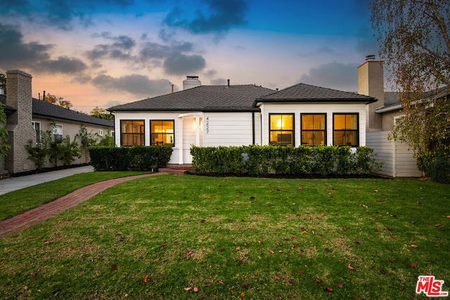 view of front of home featuring a lawn