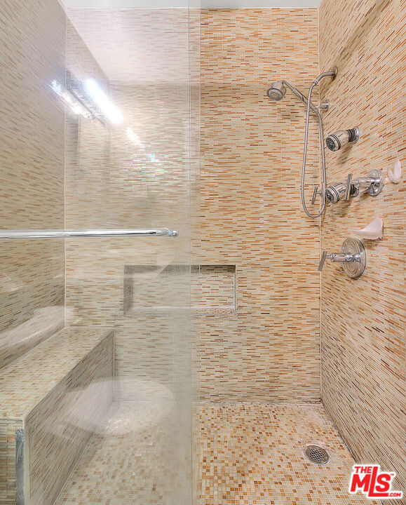 bathroom featuring tiled shower