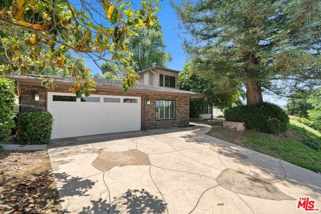 view of front facade featuring a garage