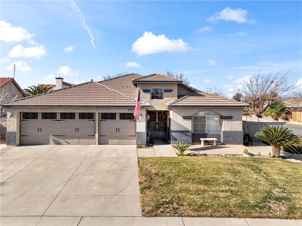 view of front of property featuring a front yard and a garage