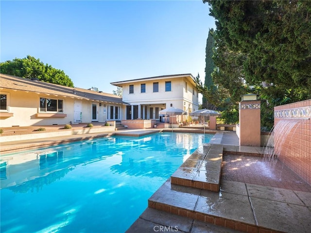 view of swimming pool featuring a patio