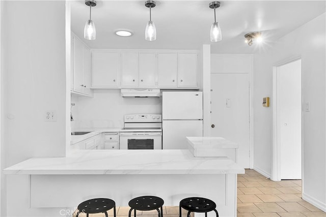 kitchen featuring white appliances, sink, kitchen peninsula, a kitchen bar, and white cabinetry