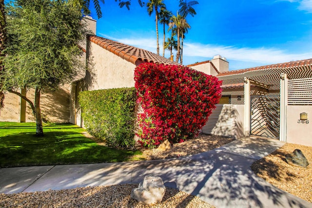 view of side of property featuring a lawn