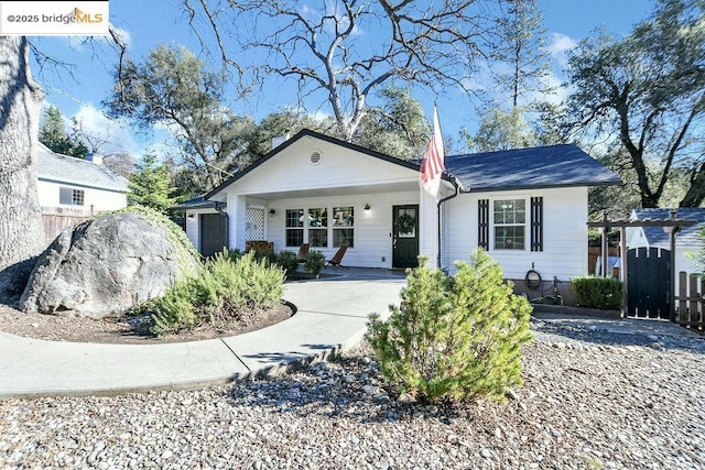 ranch-style home featuring covered porch