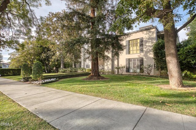 view of front of property featuring a front yard