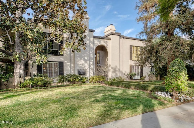 view of front facade featuring a front lawn