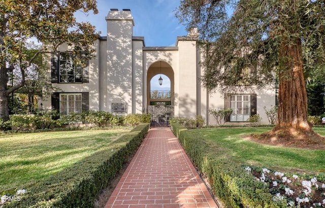 view of front facade with a front yard