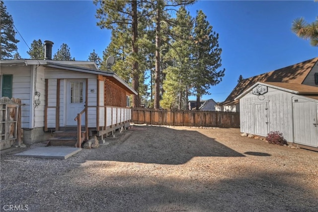 view of yard featuring a shed