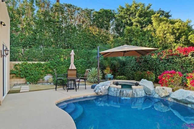 view of swimming pool with an in ground hot tub and a patio area