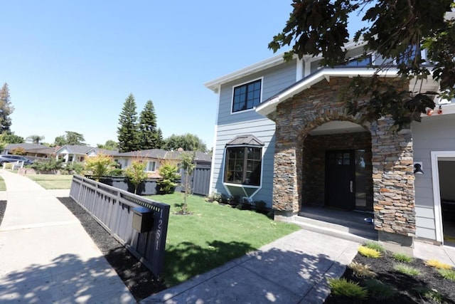 view of front of property featuring a front lawn