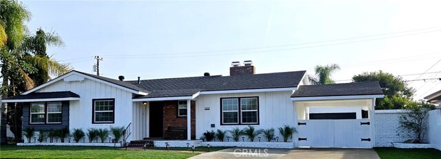 view of front of house featuring a front yard