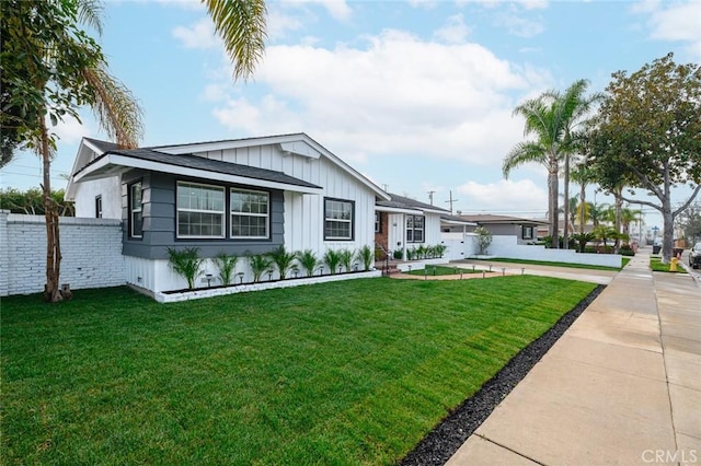 view of front facade featuring a front lawn