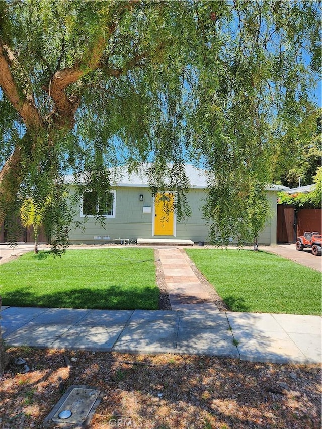 single story home featuring a front yard