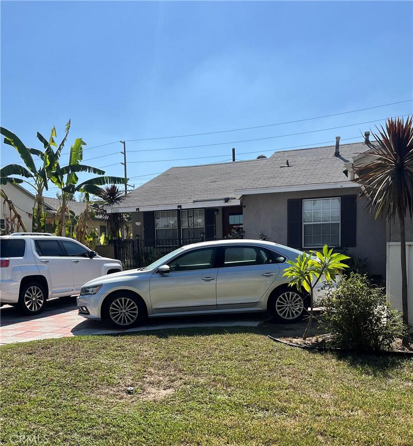 view of front facade with a front yard