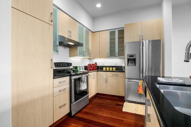 kitchen featuring stainless steel appliances, sink, dark wood-type flooring, and light brown cabinets