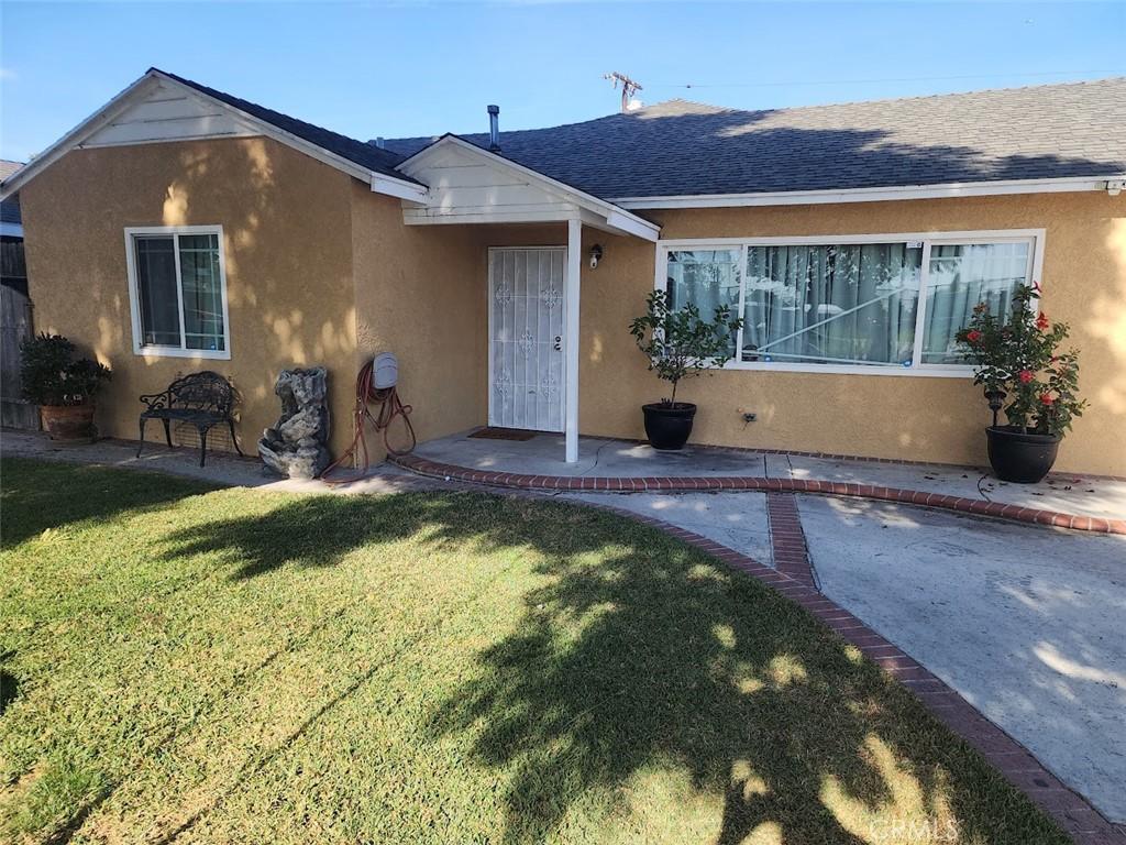 view of front of property featuring a patio area and a front yard