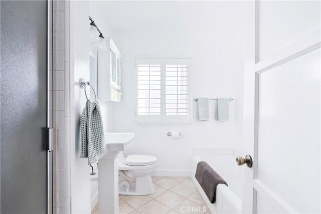 full bathroom featuring toilet, tile patterned flooring, a shower with door, and baseboards