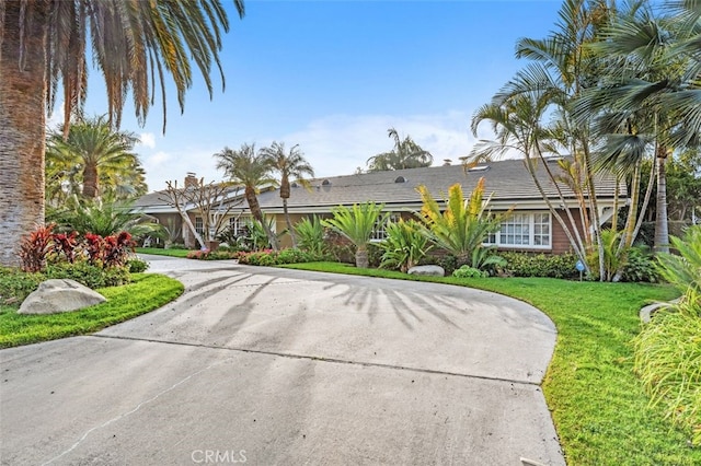 view of front facade with a front yard