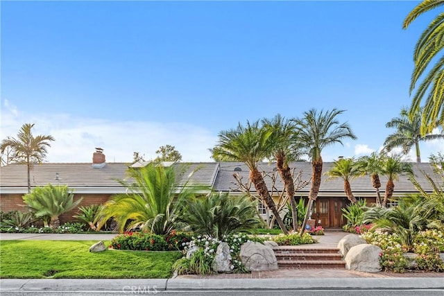 view of front of home featuring a front yard