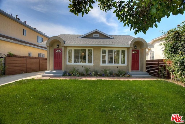 view of front of property with a front yard