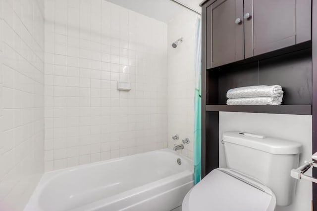 bathroom with tiled shower / bath and toilet