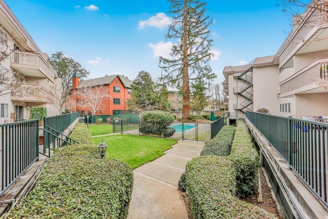 view of yard featuring a fenced in pool