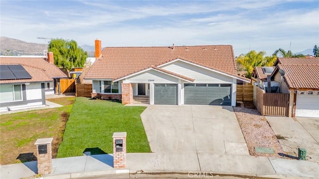 view of front of house featuring a front lawn