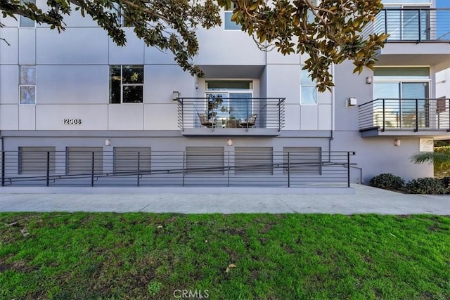 view of front facade with a front lawn