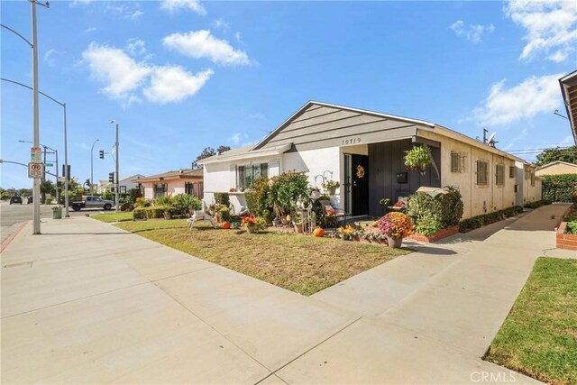 view of front of property with a front yard