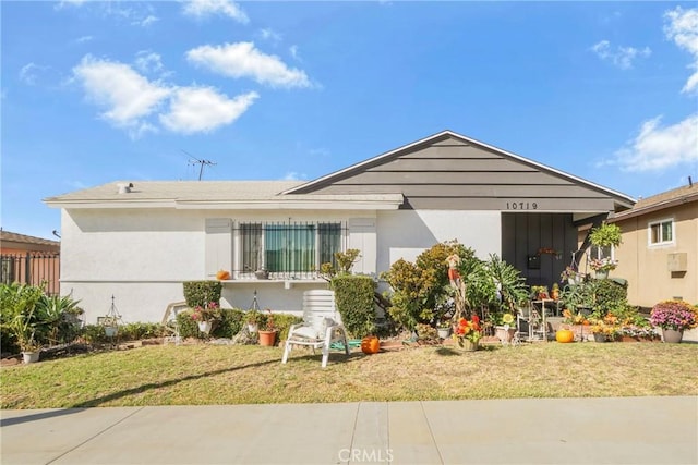 single story home featuring a front yard