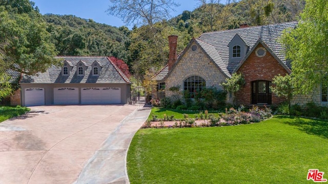 view of front of house featuring a front yard and a garage