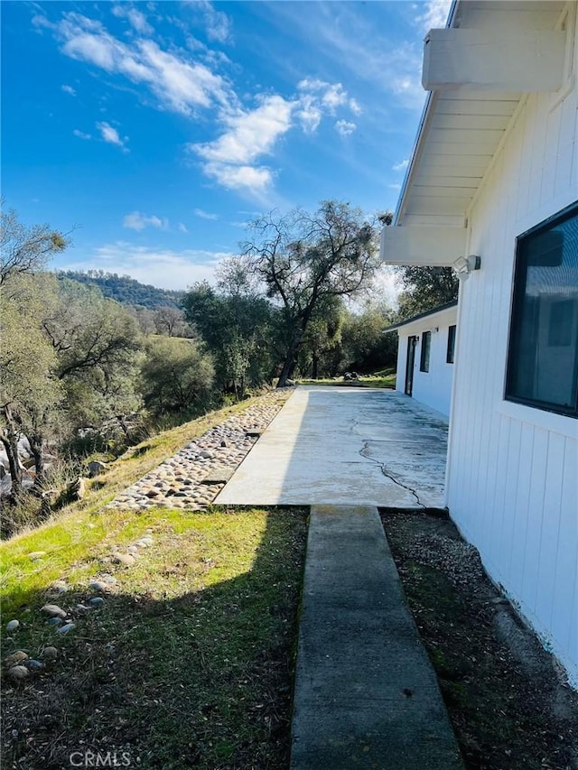 view of yard featuring a patio area