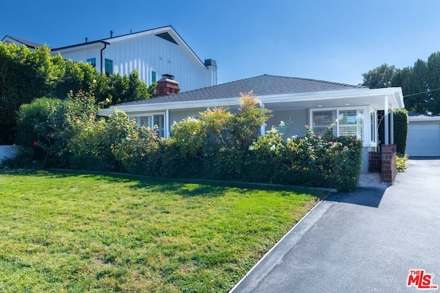 view of front of house featuring a front lawn