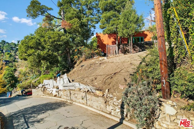 Listing photo 3 for 500 Rustic Dr, Los Angeles CA 90065