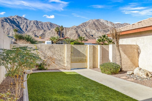 view of yard with a mountain view