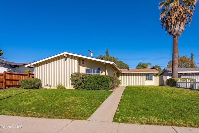 view of front of property with a front yard