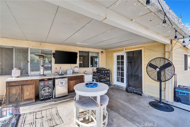 view of patio / terrace featuring an outdoor kitchen