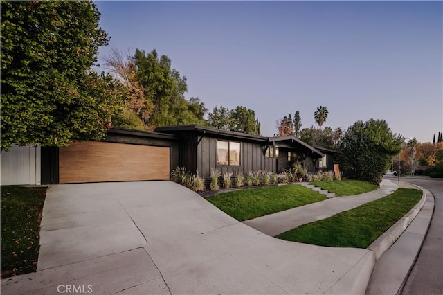 view of front of home featuring a front yard