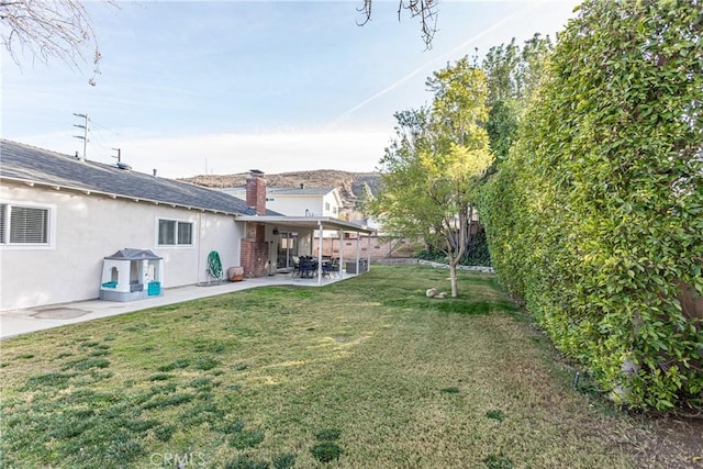 view of yard featuring a patio area