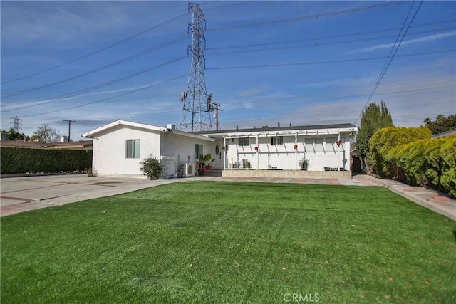 ranch-style house featuring a front lawn