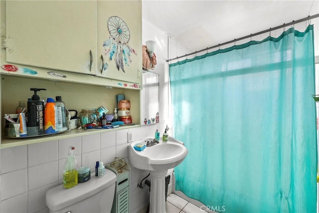 bathroom with tile patterned flooring, a shower with curtain, decorative backsplash, tile walls, and toilet