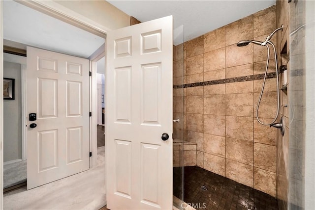 bathroom featuring a tile shower