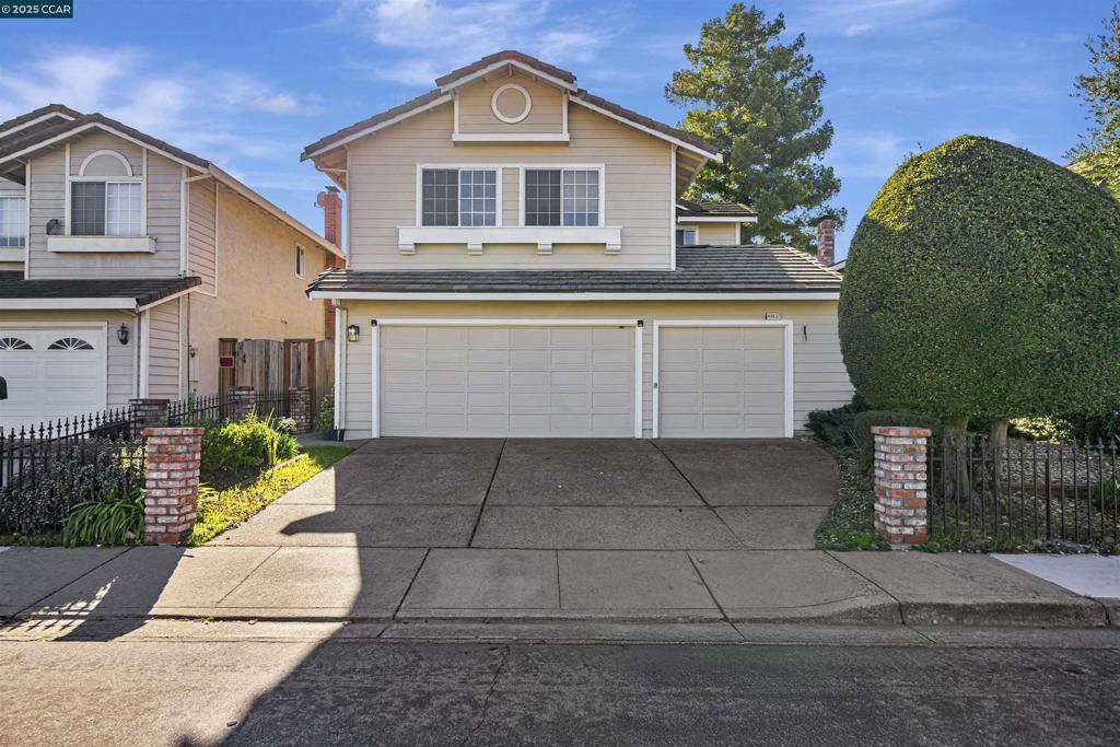 view of front property featuring a garage