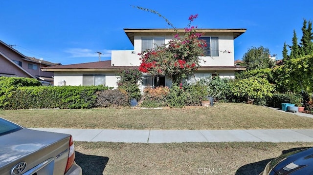 view of front of property featuring a front yard