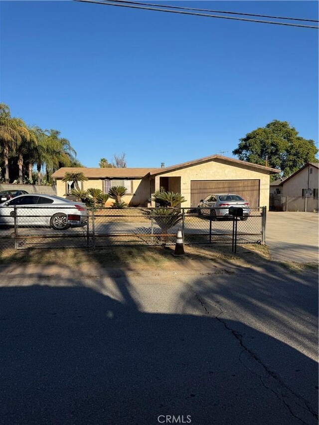 view of front facade featuring a garage